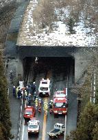 2 die in head-on collision of tanker, dump truck in Gifu